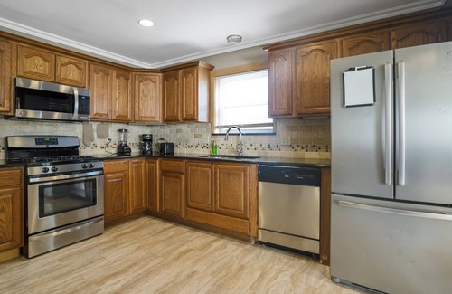 Forestview Apartment | Lovely 3-bedroom 1.5 bathroom unit with backyard!