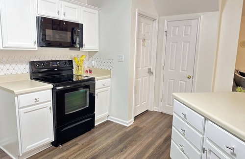 Hoover House | Lovely 3-bedroom and 3 bathroom townhome in delightful BHM with AC, WiFi