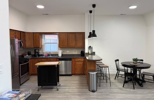 Bronzeville Apartment | Lovely 3-bedroom apartment in Bronzeville