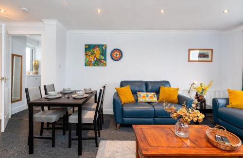 Bridge of Allan Apartment | Lovely 3-bedroom flat with free parking
