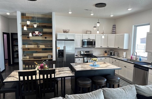 Hot Springs House | Lovely 3-bedroom house by Angustora with many activities for your entire group