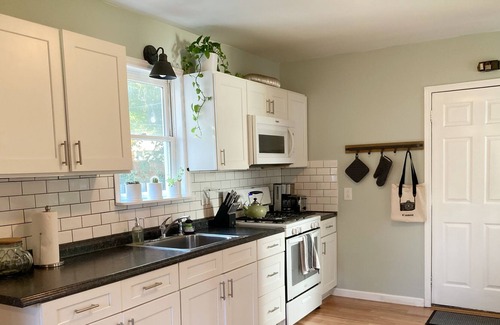 Kingston Apartment | Lovely 3 bedroom with yard
