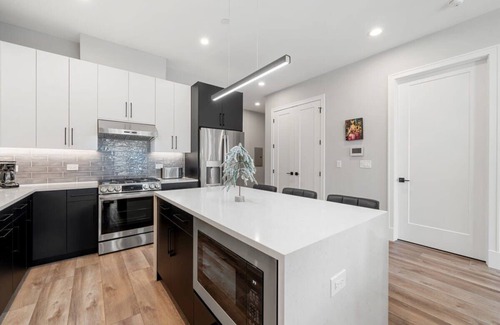 Lower West Side Apartment | Lovely 3bed/3bath Brand New Apt w/4 beds & Balcony