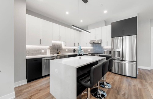 Lower West Side Apartment | Lovely 3bed/3bath Brand New Apt w/4 beds & Balcony