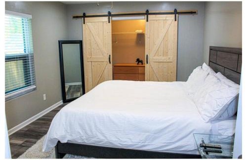 East Point House | Lovely 3BR 3BA Home minutes from Airport/Downtown Atlanta
