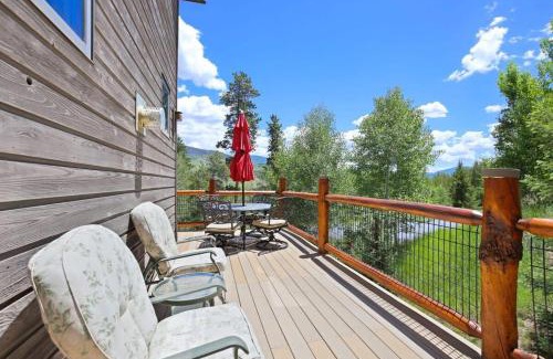 Three Peaks House | Lovely 3BR with Workspace Views Near Skiing Parks