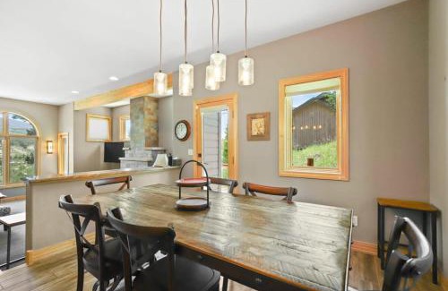 Three Peaks House | Lovely 3BR with Workspace Views Near Skiing Parks