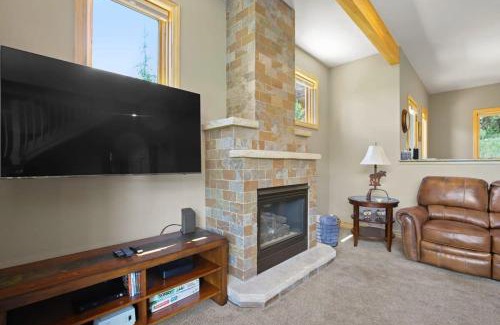 Three Peaks House | Lovely 3BR with Workspace Views Near Skiing Parks