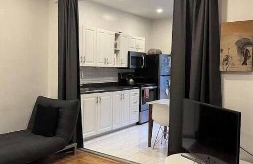 Mile End Apartment | Lovely 4 1/2 in Vibrant Mile End