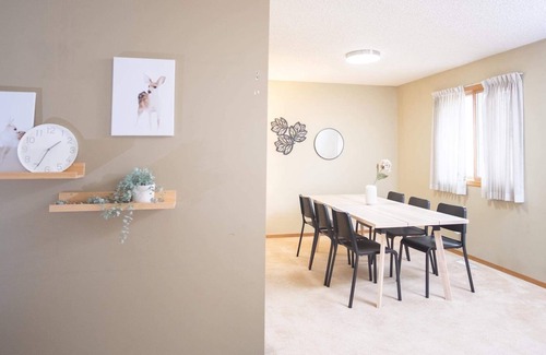 East Kildonan House | Lovely 4 bedroom 2.5 bath House Valley Gardens Area