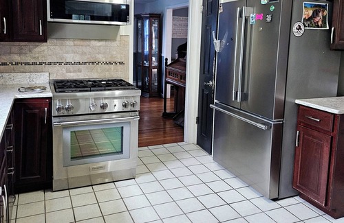 Warwick House | Lovely 4-bedroom colonial house with WiFi and A/C in Warwick