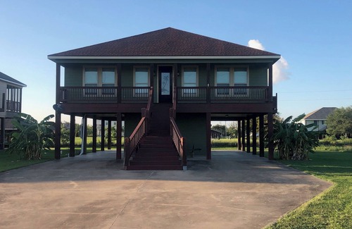 Hackberry House | Lovely 4-bedroom elevated house with Front and Back Porches, on a canal