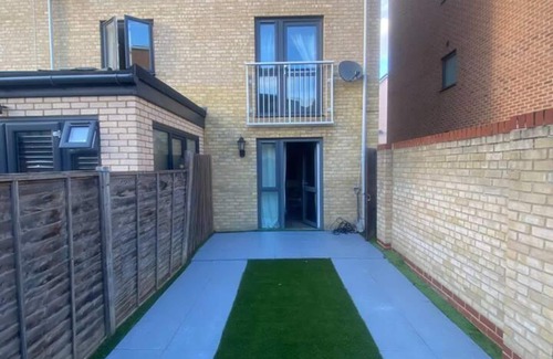 West Thurrock House | Lovely 4 Bedroom Home With Private Parking