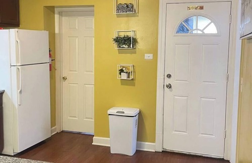 South Chicago Apartment | Lovely 4 Bedroom W/ Pool Table