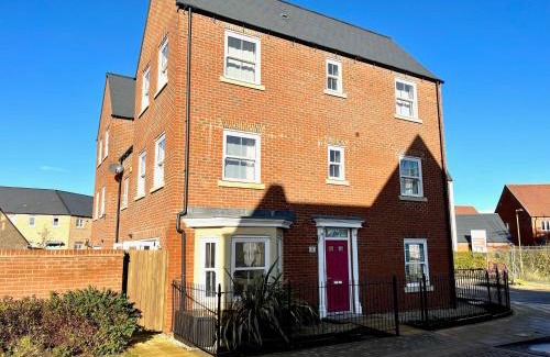Bicester House | Lovely 4 doubled bedroomed townhouse in Bicester near to Bicester Village