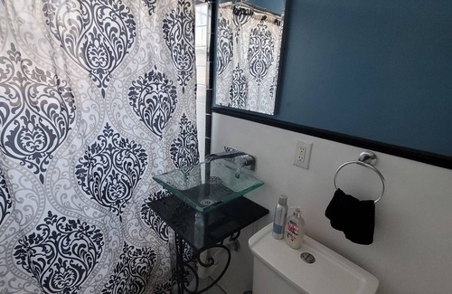 Southeast House | Lovely 4Bed/2Bath House, Quiet But Near EVERYthing!