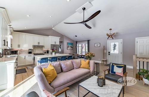 Feversham House | Lovely 5 bed 3 bath bungalow in Singhampton! Hot Tub!