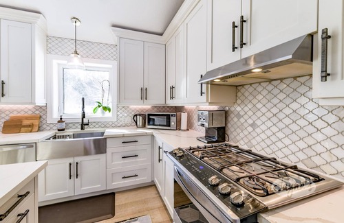 Feversham House | Lovely 5 bed 3 bath bungalow in Singhampton! Hot Tub!