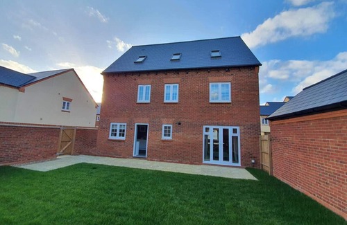 Bicester House | Lovely 5-bed House in Centre of Bicester Village