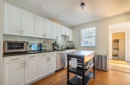 Fairfield House | Lovely 5 Bedroom Beach House with Large Backyard - Walk to Beach, Town or Train