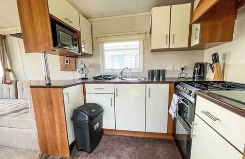 Harwich House | Lovely 6 berth caravan at Dovercourt Holiday Park in Essex ref 44005G