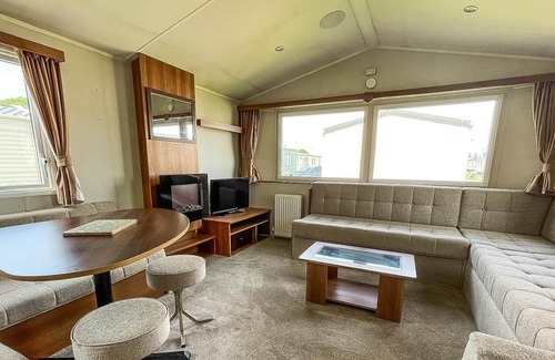 Harwich House | Lovely 6 berth caravan at Dovercourt Holiday Park in Essex ref 44005G
