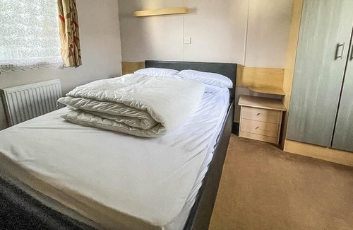 Harwich House | Lovely 6 berth caravan at Dovercourt Holiday Park in Essex ref 44005G