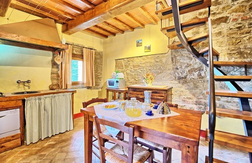 Castelnuovo Berardenga Apartment | Lovely apartment for 2 guests with WIFI, A/C, pool, pets allowed and panoramic view