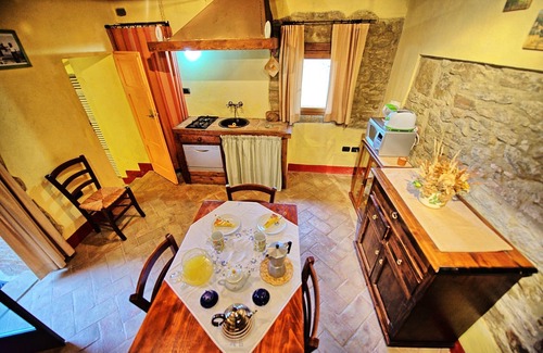 Castelnuovo Berardenga Apartment | Lovely apartment for 2 guests with WIFI, A/C, pool, pets allowed and panoramic view