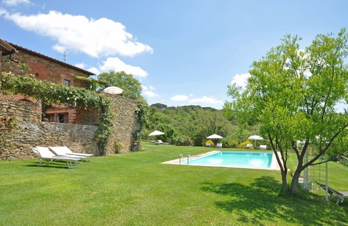 Castelnuovo Berardenga Apartment | Lovely apartment for 2 guests with WIFI, A/C, pool, pets allowed and panoramic view