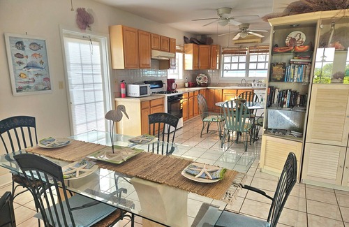 George Town House | Lovely and affordable.close beaches/town/fishing/360 view, 84 5 star reviews