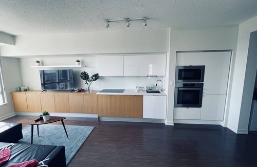 Fort York Apartment | Lovely and spacious 2-bedroom condo + free parking