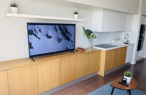 Fort York Apartment | Lovely and spacious 2-bedroom condo + free parking