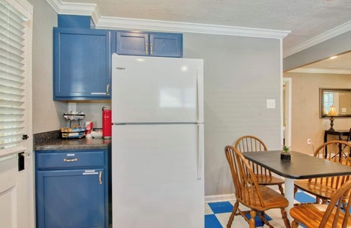 Bristol House | Lovely and tranquil location complemented by modern touches and amenities.