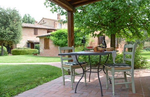 Castiglione del Lago Apartment | Lovely apartment for 6 people with A/C, pool, WIFI, TV, veranda and parking