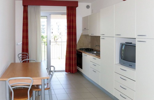 Roseto degli Abruzzi Apartment | Lovely apartment for 5 guests with A/C, internet, pool, TV, terrace, pets allowed and parking
