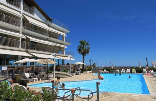 Roseto degli Abruzzi Apartment | Lovely apartment for 5 guests with A/C, internet, pool, TV, terrace, pets allowed and parking