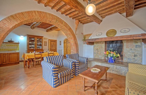 Monteroni d'Arbia Apartment | Lovely apartment for 7 people with WIFI, pool and parking, close to Siena