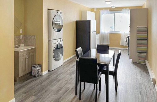Sudbury Apartment | Lovely Apartment off the Kingsway & close to Resturants , Costco & Gas stations