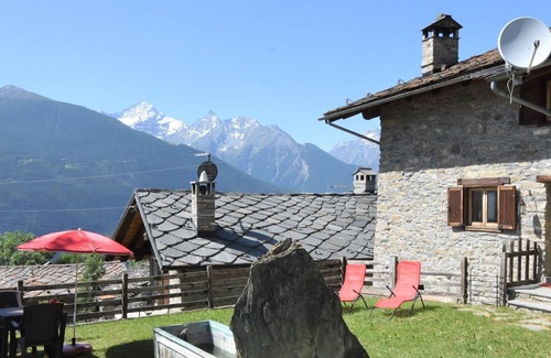 Sarre Apartment | Lovely apartment for 4 people with TV, balcony, pets allowed and parking, close to Aosta