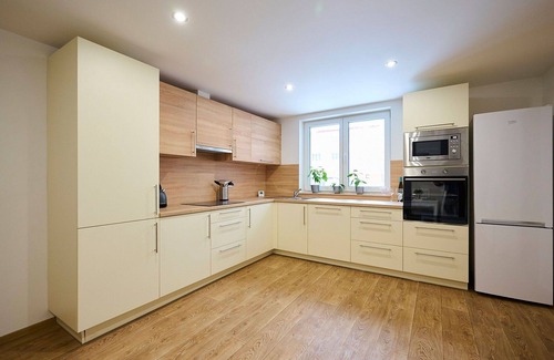 Desna Apartment | Lovely apartment for 4 people with pool, WIFI, TV, patio and parking