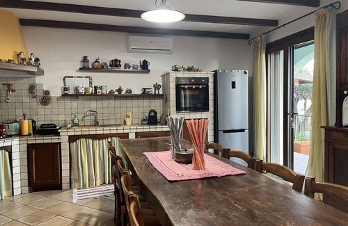 Artallo Apartment | Lovely apartment for 4 guests with WIFI, A/C, TV and patio