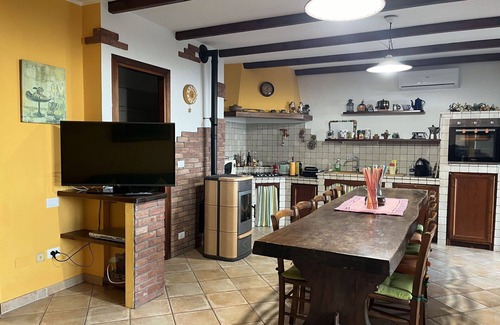 Artallo Apartment | Lovely apartment for 4 guests with WIFI, A/C, TV and patio