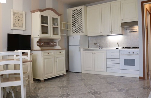 Calmasino Apartment | Lovely apartment for 4 people with A/C, WIFI, pool, TV, terrace and parking