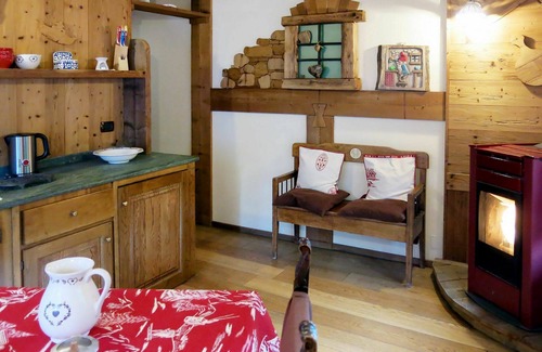Valtournenche Apartment | Lovely apartment for 4 people with WIFI, TV, terrace, pets allowed and parking