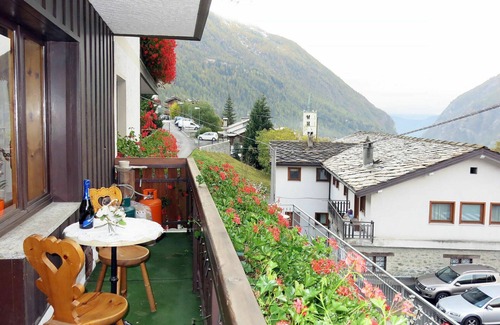 Valtournenche Apartment | Lovely apartment for 4 people with WIFI, TV, terrace, pets allowed and parking