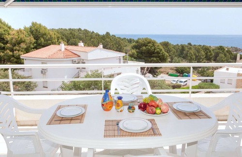 Llanca Apartment | Lovely apartment for 5 people with TV, terrace, pets allowed and parking
