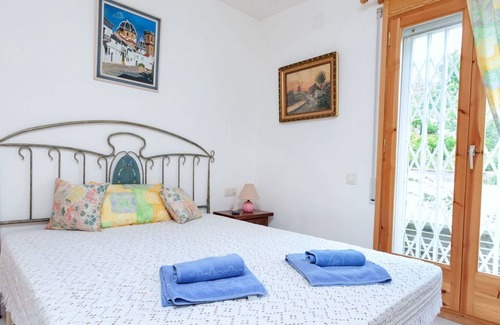Llanca Apartment | Lovely apartment for 5 people with TV, terrace, pets allowed and parking