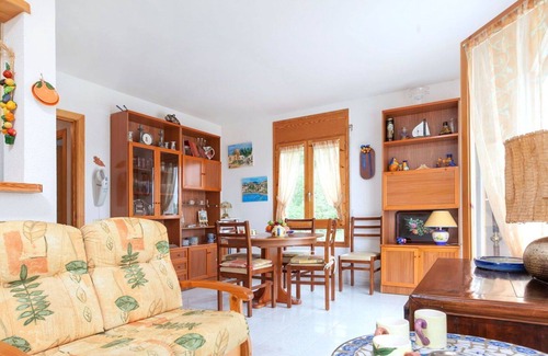 Llanca Apartment | Lovely apartment for 5 people with TV, terrace, pets allowed and parking