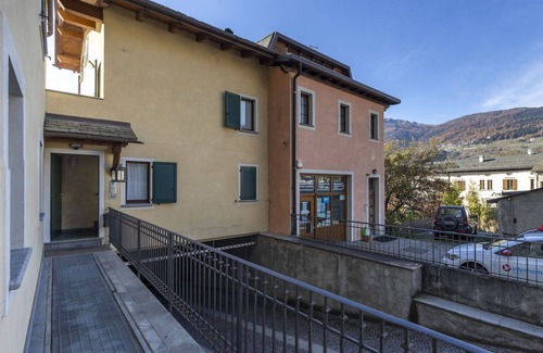 Bormio Apartment | Lovely apartment for 5 people with WIFI, hot tub, TV, balcony, pets allowed and parking